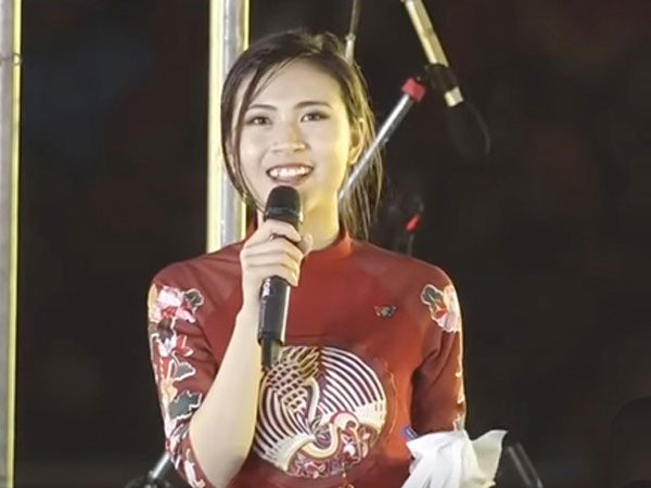 Nữ MC may mắn đứng cạnh dàn trai U23 Việt Nam suốt đêm gala là ai?