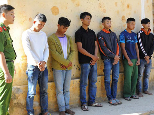 Bắt khẩn cấp nhóm 9X đánh công an
