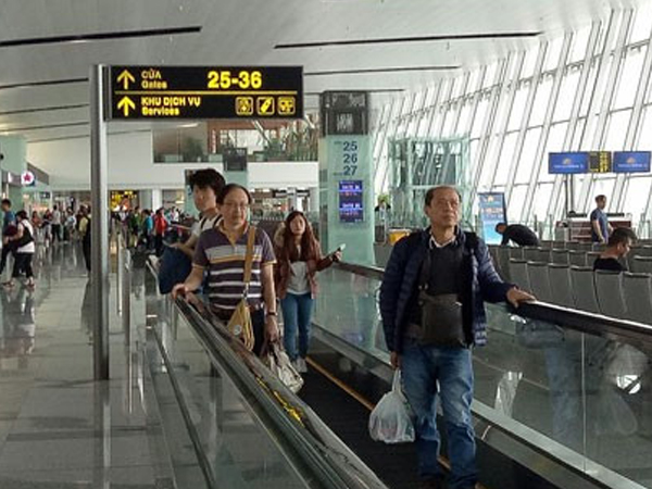 Bị cấm bay vẫn sang được Nga bằng... hàng không