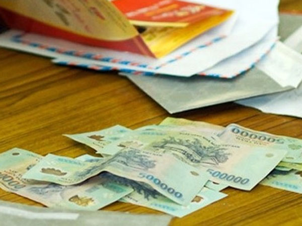 Chị em 'con chấy cắn đôi' quay mặt với nhau chỉ vì một chiếc phong bì ngày cưới
