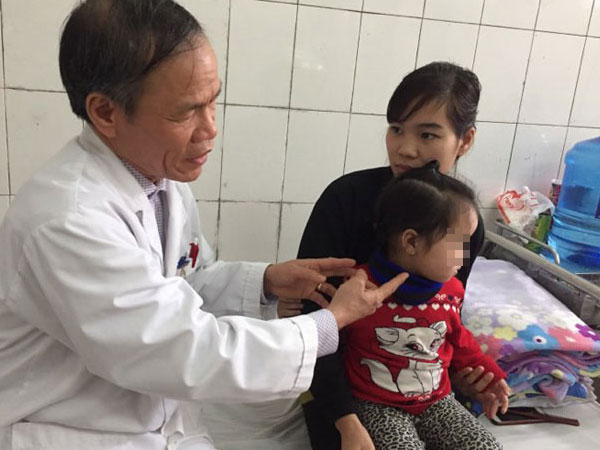 Hà Nội chìm trong giá rét, 30 người méo miệng, trợn mắt nhập viện mỗi ngày