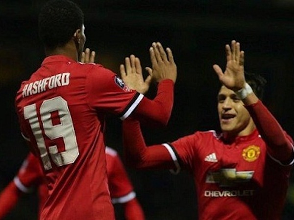 Mourinho ra lệnh đặt tủ đồ của Sanchez cạnh Rashford