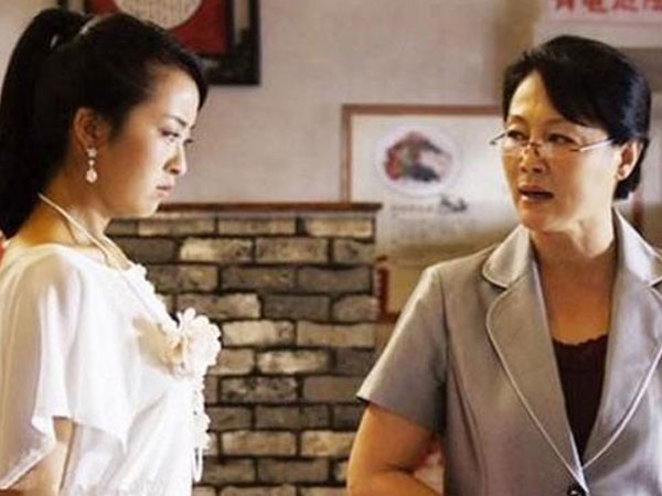 Sĩ diện khoe làm công ty lớn, thưởng cao, Tết phải vay tiền khắp nơi biếu mẹ chồng