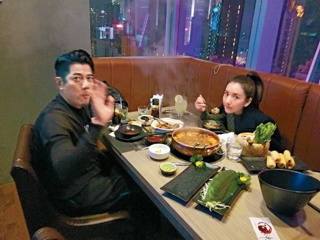 Thiên Vương Quách Phú Thành đưa vợ trẻ đi chơi, chiều vợ như 'bà hoàng'
