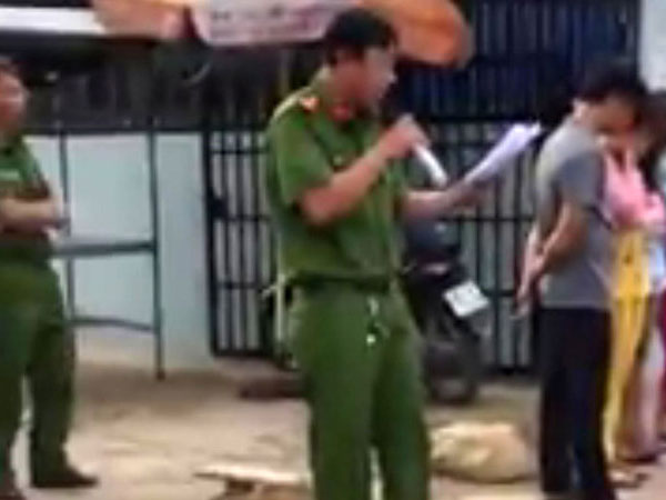 Xử lý nghiêm vụ công an bêu riếu người mua bán dâm trên phố