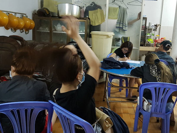 8 cô gái 'bay lắc' trong phòng karaoke ở miền Tây