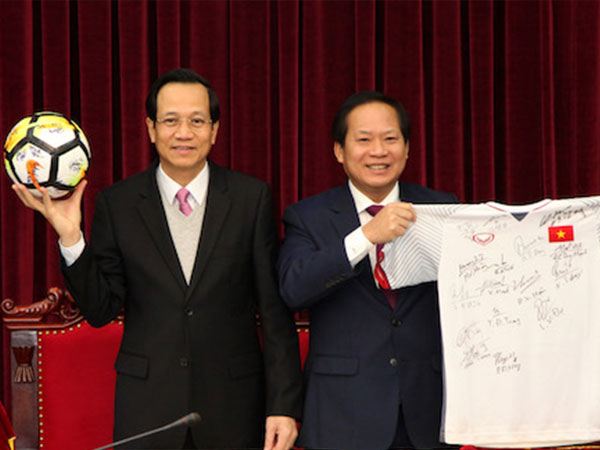 Bán đấu giá áo và quả bóng đội tuyển U23 tặng Thủ tướng