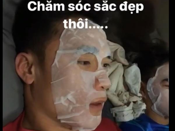 Bùi Tiến Dũng và tuyển U23 đồng loạt nhập hội "cuồng mặt nạ" của Hồng Duy Pinky?