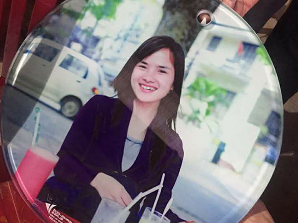 Chị em xôn xao dịch vụ in mặt vợ lên thớt kính cường lực cho các anh 'băm chặt'