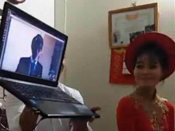 Clip: Xúc động kỳ lạ lễ ăn hỏi cô dâu đứng cạnh... laptop