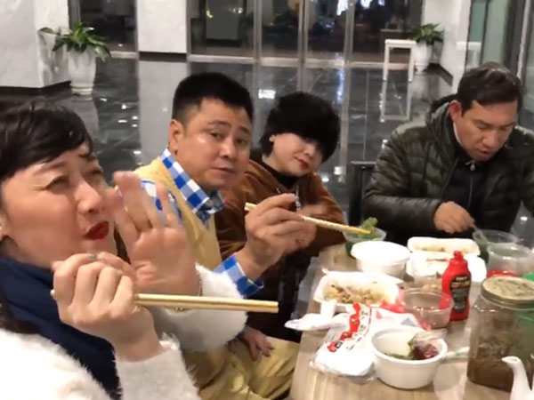 Hài hước clip hậu trường Táo Quân 2018: Đạo diễn ra tập dượt, diễn viên thì ngồi ăn cười đùa