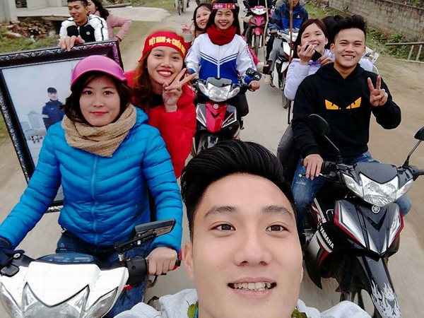 Người dân huyện miền núi Nghệ An nồng nhiệt đón thủ môn U23 Việt Nam
