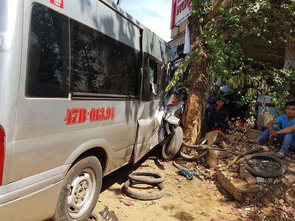 Tránh xe đạp điện, ôtô khách tông 4 xe máy rồi lao vào nhà dân