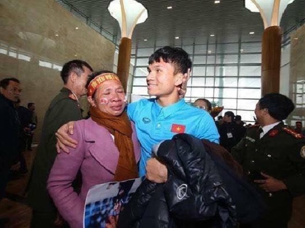 Xuân Mạnh U23 lặng người vì món quà 10 nghìn đồng mẹ tặng ở sân bay