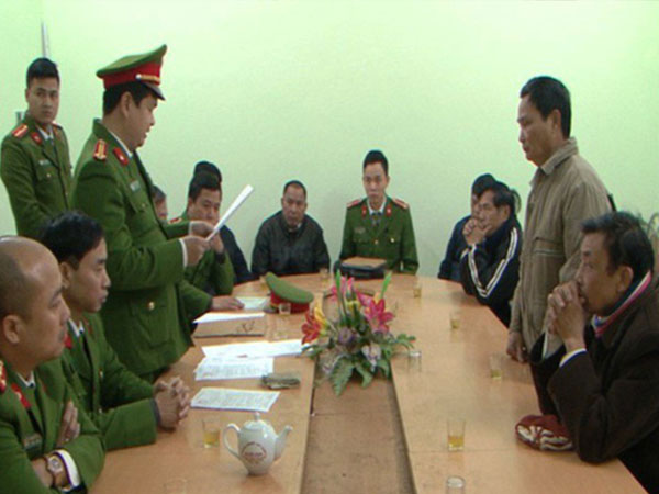 Bắt nguyên Bí thư và Chủ tịch xã bán hàng ngàn m2 đất
