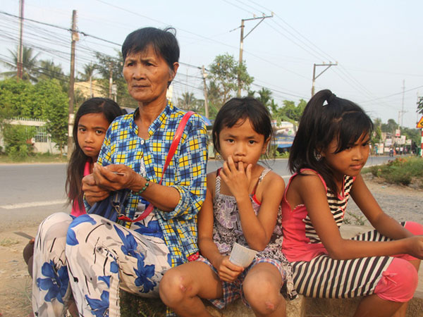 Bố mẹ bỏ rơi, 3 bé gái đi bán vé số mỗi ngày với ước mơ được tiếp tục đến trường