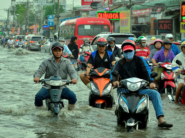 Sài Gòn vỡ đê bao, kẹt xe trong ngày triều cường đạt đỉnh