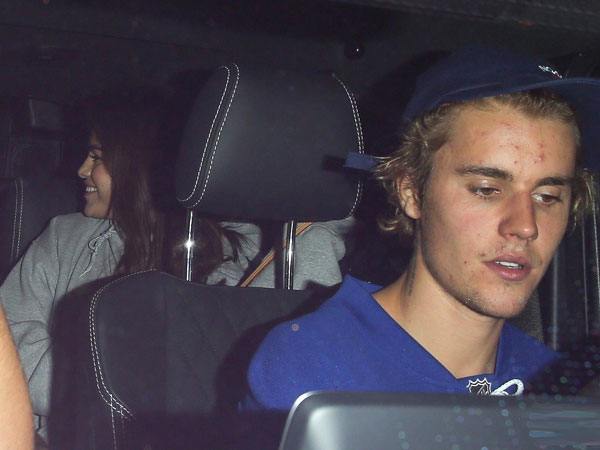 Selena Gomez và Justin Bieber đi học kinh thánh cùng nhau