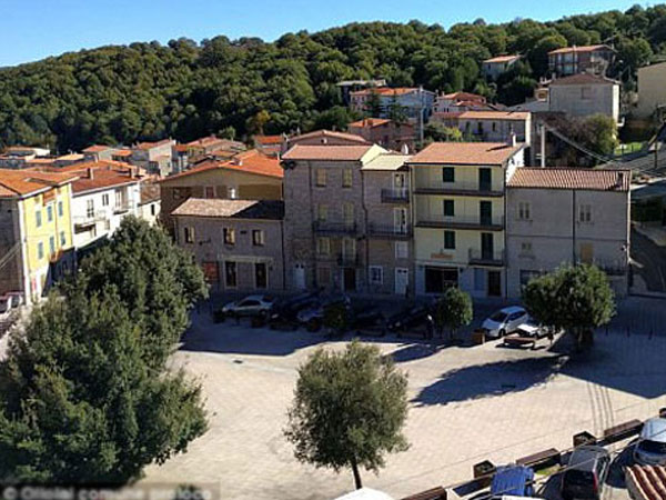 Thị trấn xinh đẹp ở Italy rao bán 200 căn nhà với giá một bảng