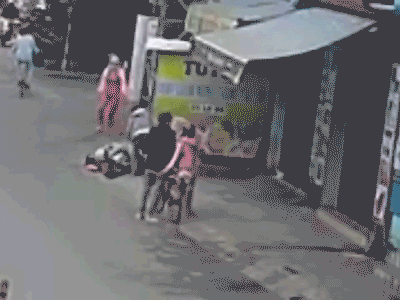 Video: Cụ ông bị ba người phụ nữ dàn cảnh móc túi trên phố Đà Nẵng