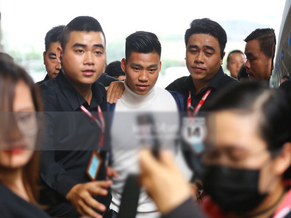 Video: U23 hạ cánh Sài Gòn, người hâm mộ cuồng nhiệt chào đón