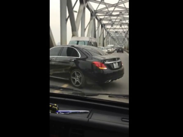 Clip: Tài xế xe sang chật vật quay đầu giữa cầu Chương Dương hẹp gây ách tắc