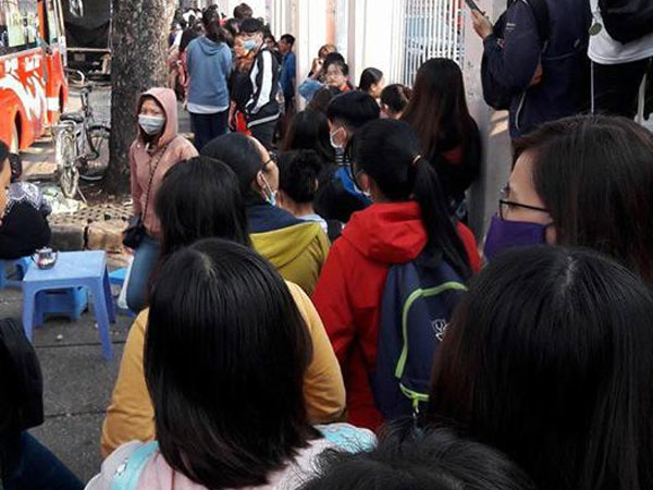 Giao lưu với U23 VN tại TP.HCM: Người hâm mộ xếp hàng dài cả km từ sáng sớm để nhận vé