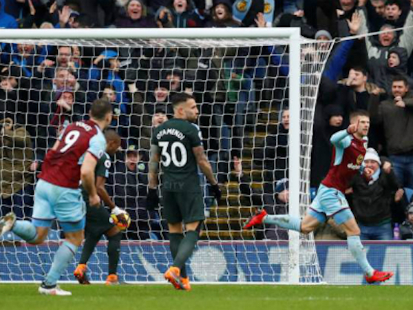 Man City bị cầm chân bởi 'ngựa ô' Burnley