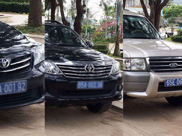Nhiều ôtô biển xanh chở cán bộ nghỉ hưu đi ăn cưới