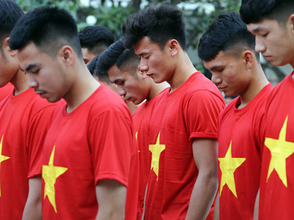 Đội tuyển U23 dâng hương tượng đài Bác Hồ trên phố đi bộ Nguyễn Huệ
