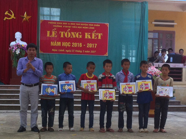 Giáo viên dạy học gần 20 năm mới có mấy trăm nghìn thưởng Tết