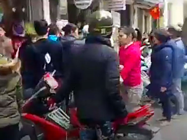 Hà Nội: Tóm gọn một thanh niên nghi xông vào cửa hàng trên phố Hàng Trống, mở tủ 'cướp' Ipad