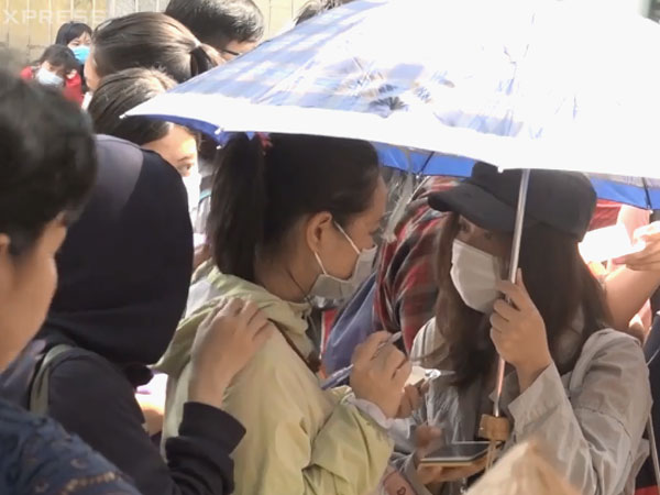 Video: Hàng nghìn người Sài Gòn đội nắng chờ tuyển U23
