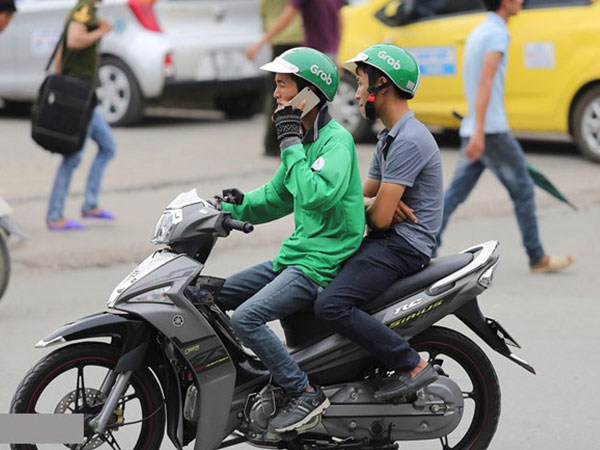 Khách đi GrabBike dịp Tết phải trả thêm phụ phí 10.000-20.000 đồng