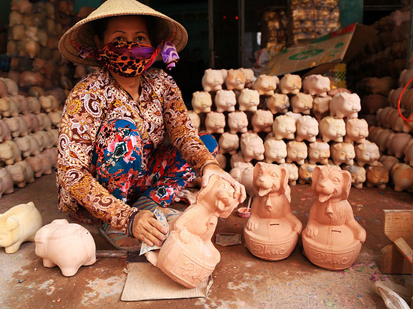Làng gốm ở Bình Dương tất bật sản xuất chó vàng bán Tết