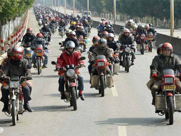 Những đứa trẻ vượt hàng trăm km trên xe máy về quê ăn Tết trong giá lạnh