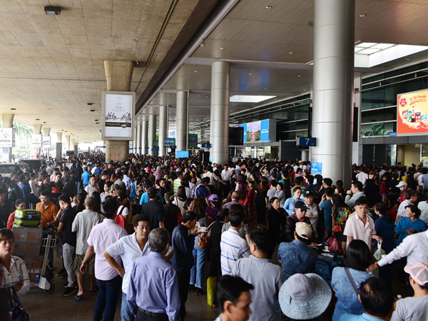 Sân bay Tân Sơn Nhất đông nghịt người đón Việt kiều về quê ăn Tết