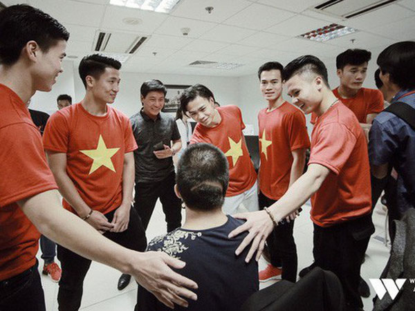 Bé Bôm khoác vai Công Phượng và những hình ảnh cảm động nhất đêm Gala WeChoice Awards 2017