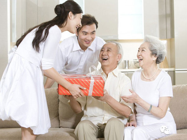 Biếu Tết bố mẹ chồng bao nhiêu là... đủ?