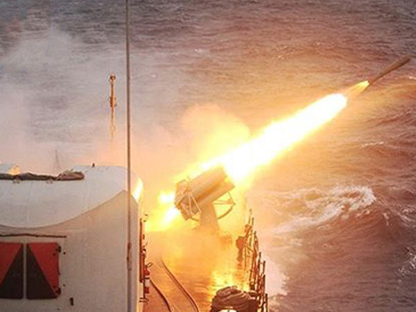 Chiến hạm săn ngầm Petya III Việt Nam vừa bắn rocket chống ngầm