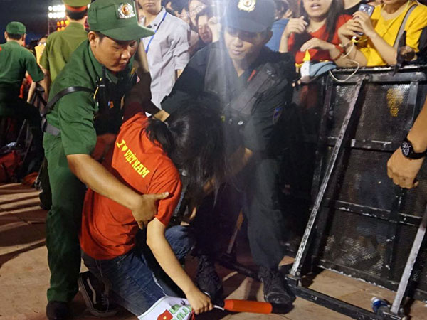 Cổ động viên ngất trong gala giao lưu với U23 Việt Nam