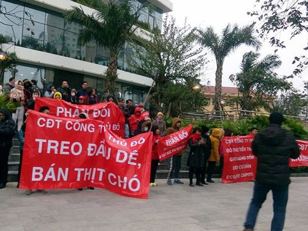 Hà Nội: Cận Tết, người dân nhiều chung cư vẫn căng băng rôn kêu cứu