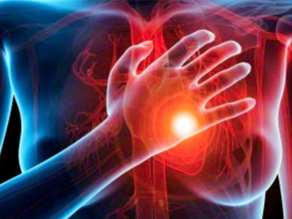 Khó chịu ở vùng ngực hoặc có thêm các dấu hiệu này, cần khẩn trương gọi cấp cứu ngay