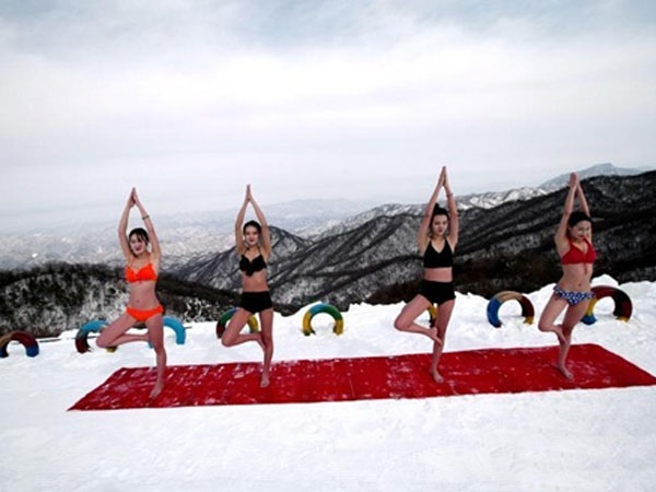 Mặc trời băng tuyết, gái trẻ TQ vẫn diện bikini tập Yoga trên đỉnh núi