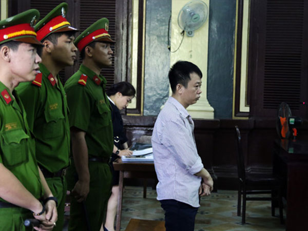 Mâu thuẫn chuyện nuôi con, chồng đâm vợ rồi tự sát
