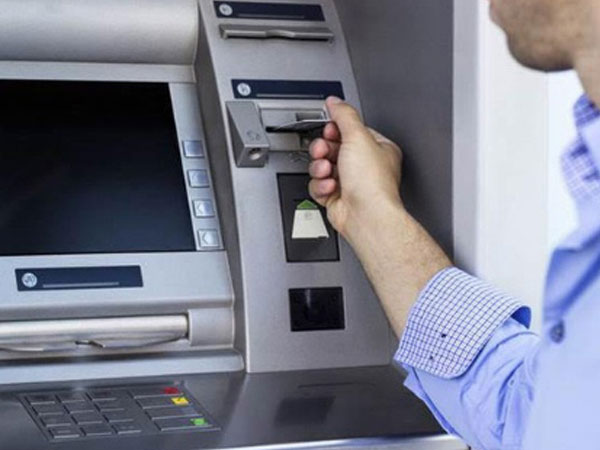 Ngân hàng được giảm phí rút tiền ATM