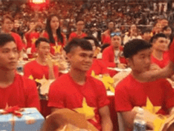 Người đàn ông lạ quàng tay qua mặt Xuân Trường, đòi chụp ảnh với Xuân Mạnh