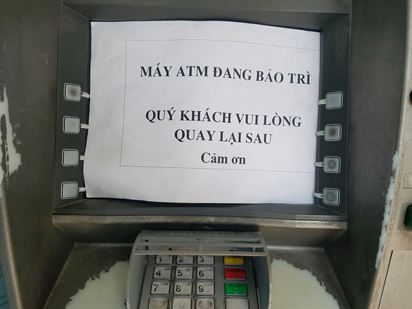 Rút 10 triệu, khách hàng ở Sài Gòn phải đi 10 máy ATM