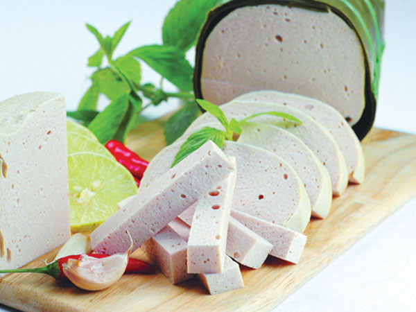 Thực phẩm tết: Hết hồn chả lụa, giò thủ làm từ thịt bẩn ào ra chợ