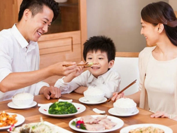 Trẻ em ăn Tết thế nào để không hại sức khỏe